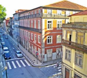 Una vista aérea de una calle de la ciudad con edificios. en Bombarda House & Home, en Oporto