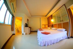 una camera da letto con un grande letto bianco in una stanza di Aonang Top View ad Aonang Beach