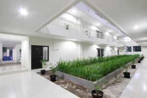 un bâtiment avec une rangée de plantes au milieu dans l'établissement D'Paragon Bukit Sari, à Semarang