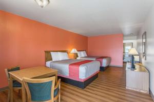 una habitación de hotel con dos camas y una mesa en Motel 6-Lordsburg, NM, en Lordsburg 23 fotos más