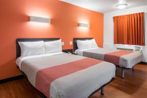 Giường trong phòng chung tại Motel 6-Glassboro, NJ - Rowan University