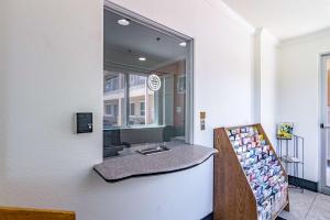 TV a/nebo společenská místnost v ubytování Motel 6-Azle, TX