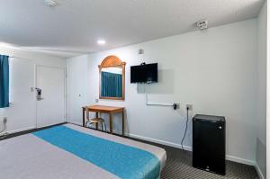 TV a/nebo společenská místnost v ubytování Motel 6-Azle, TX