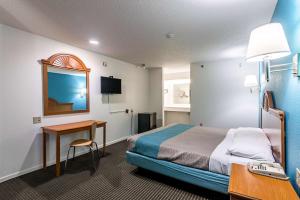 um quarto de hotel com uma cama e uma secretária em Motel 6-Azle, TX em Azle