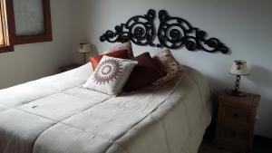 イタイパバにあるChalé da Manga Largaの大きな白いベッドと枕のある寝室