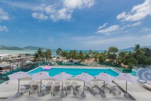 Bazén v ubytování The Bloc Hotel Phuket - SHA Extra Plus nebo v jeho okolí