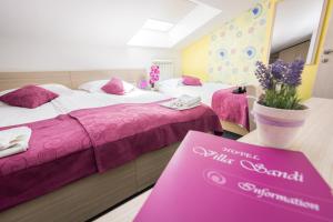 Postel nebo postele na pokoji v ubytování Hotel Villa Sandi - free parking