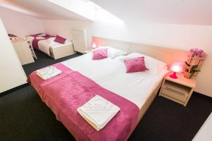 Postel nebo postele na pokoji v ubytování Hotel Villa Sandi - free parking + 37 fotografií