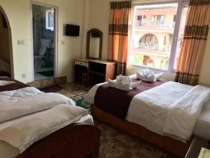 เตียงในห้องที่ Hotel Himalayan Inn