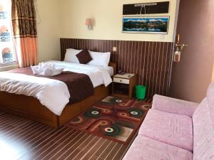 Ліжко або ліжка в номері Hotel Himalayan Inn