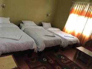 Ліжко або ліжка в номері Hotel Himalayan Inn