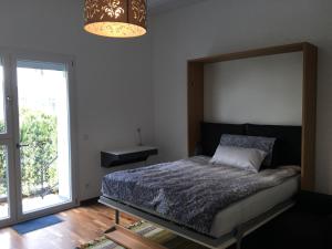 Кровать или кровати в номере Central Suites Frankfurt