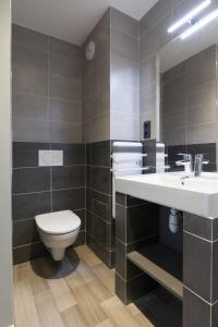 Koupelna v ubytování Village Le Grand Fourchon + 10 fotografií