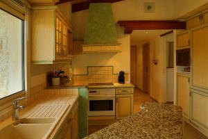 una cocina con fregadero y encimera en Villa Cartarana, en Bonifacio 15 fotos más