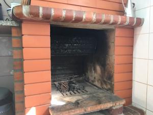 un horno de ladrillo con un fuego dentro de él en Casa dos Patricios en Terras de Bouro