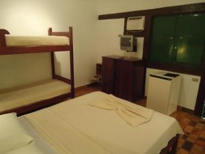 Tempat tidur susun dalam kamar di Barla Inn Suites