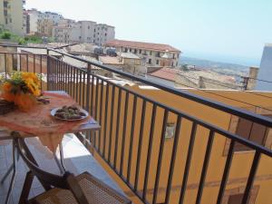 einen Teller mit Essen auf einem Tisch auf einem Balkon in der Unterkunft Appartamento Lilly in Agrigento