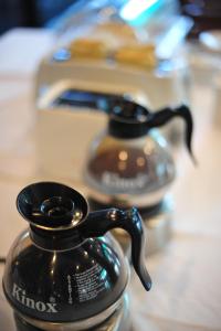 Все необхідне для приготування чаю та кави в Navarat Heritage Hotel