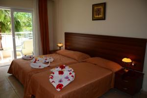een slaapkamer met 2 bedden en handdoeken bij Hotel Keskin in Dalyan