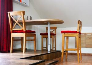 SabrodtにあるUrlaub mit Alpakasの椅子2脚、テーブル1台、テーブル2台、椅子2脚