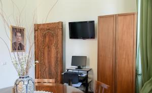 Televízia a/alebo spoločenská miestnosť v ubytovaní Villa Crawford