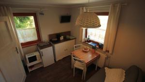 Kuchyňa alebo kuchynka v ubytovaní Apartamenty Na Wzgórzu