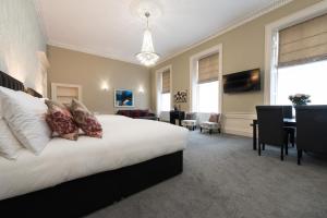 Gallery image of Royal Princes Suites in Edinburgh