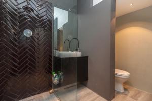 ein Badezimmer mit Dusche, Waschbecken und Toilette in der Unterkunft Keerom 66 - Beautiful modern apartment in heart of Cape Town in Kapstadt