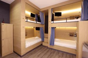 um quarto com 2 beliches num quarto em The Printing House Poshtel em Bangkok