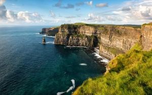 una vista aerea sull'oceano con scogliere rocciose di Island View Lodge a Doolin