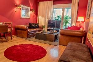 un soggiorno con mobili in pelle e TV di Elegant Supercentral Apartment a Salonicco