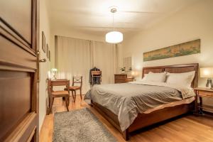 a bedroom with a bed and a desk and a chair at Elegant Supercentral Apartment in Thessaloniki