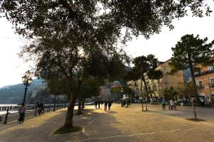 ミノーリにあるLa Torricella - Ravello Accommodationの水辺歩道を歩く人々