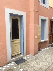 drzwi na boku budynku w obiekcie Studio Porteille d'Ax w mieście Ax-les-Thermes