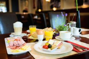 una mesa cubierta con platos de comida y bebida en Hotel de France Wiesbaden City, en Wiesbaden