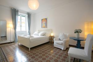 ローマにあるMorin 27のリビングルーム(白いソファ、椅子付)