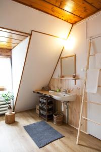 ザコパネにあるOasis Zakopaneの屋根裏のバスルーム(シンク、鏡付)