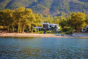 Imagen de la galería de Archondissa Beach Aparthotel, en Therma