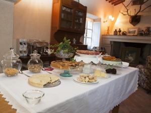una tavola con molti tipi di cibo diversi di Fonte di Zeno a Marciana