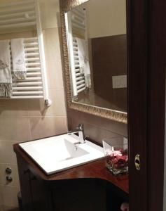 uma casa de banho com um lavatório e um espelho em Cherry House Bed&Breakfast em Campobasso