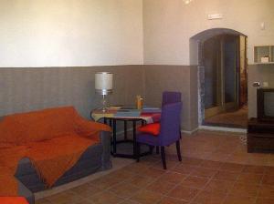 リポストにあるPistacchioのテーブル、ベッド、テーブル、椅子が備わる客室です。
