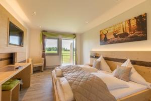 una camera da letto con un letto grande e una scrivania di Gasthaus zum Hirschen a Furtwangen