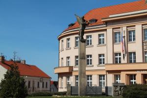 posąg człowieka przed budynkiem w obiekcie Hotel Rambousek w Nowym Mieście nad Metują