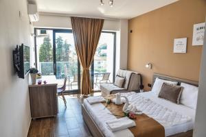 pokój hotelowy z łóżkiem i kanapą w obiekcie Hotel Lajka Luxury w Ulcinju