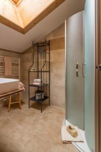 y baño con ducha y cabina de ducha acristalada. en Gasperhof, en Dellach