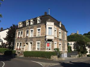 un antiguo edificio de piedra con una señal de alto delante de él en Ferienwohnung Michels, en Bernkastel-Kues