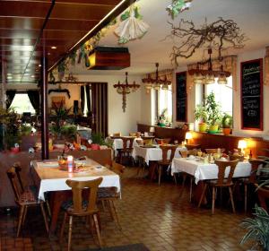 アーレンにあるGasthof Goldener Sternのレストラン内のダイニングルーム(テーブル、椅子付)