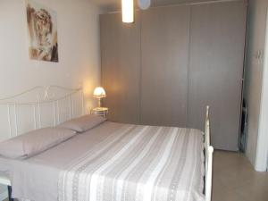 Łóżko lub łóżka w pokoju w obiekcie monolocale lago maggiore PALLANZA