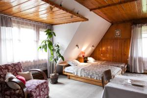 ザコパネにあるOasis Zakopaneのベッドルーム1室(ベッド1台、椅子付)