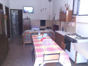 フランカヴィッラ・フォンターナにあるVacanza in casa rurale nel Salentoの小さなキッチン(テーブル、コンロ付)